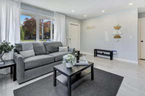 Renovated professional design, grill lake view!